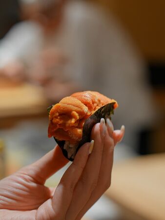 ▲鮨承主廚採用傳統鹽漬、醋漬、醬煮等烹調手法，發揮食材本身的口感與風味。（圖／鮨承／取自米其林指南網站）