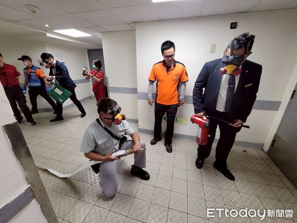 ▲台南市消防局東門分隊前往台南遠東香格里拉飯店辦理自衛消防編組訓練。（記者林東良翻攝，下同）