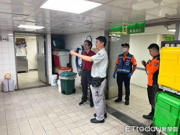 ▲台南市消防局東門分隊前往台南遠東香格里拉飯店辦理自衛消防編組訓練。（記者林東良翻攝，下同）