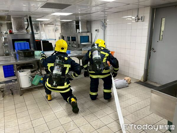 ▲台南市消防局東門分隊前往台南遠東香格里拉飯店辦理自衛消防編組訓練。（記者林東良翻攝，下同）