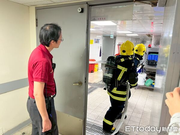 ▲台南市消防局東門分隊前往台南遠東香格里拉飯店辦理自衛消防編組訓練。（記者林東良翻攝，下同）