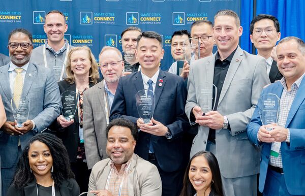 ▲代表桃市府赴美國北卡羅萊納州首府羅利領獎的副秘書長金志聿與獲獎城市代表合影。（圖／桃園市新聞處提供）