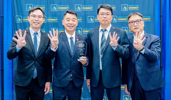 ▲代表桃市府赴美國北卡羅萊納州首府羅利領獎的副秘書長金志聿與市府團隊表示已連續四年獲獎。（圖／桃園市新聞處提供）