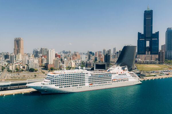 ▲銀海郵輪「銀海明月號」停靠高雄港旅運中心。（圖／港務公司提供）