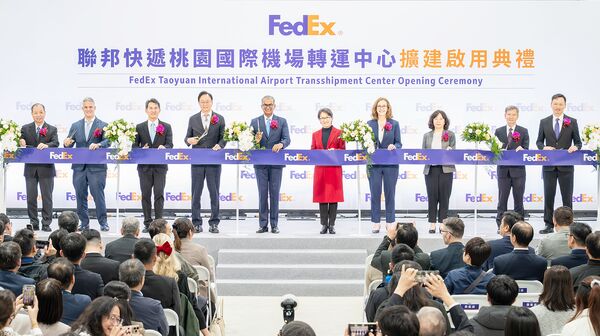 ▲副總統蕭美琴與桃園市長張善政等貴賓主持FedEx轉運中心啟用剪綵儀式。（圖／桃園市新聞處提供）