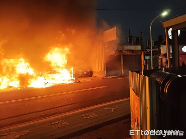 ▲台南市永康二王路鐵皮屋民宅發生火警，火勢波及7間全面起火，有1人OHCA搶救中。（圖／記者林東良翻攝，下同）