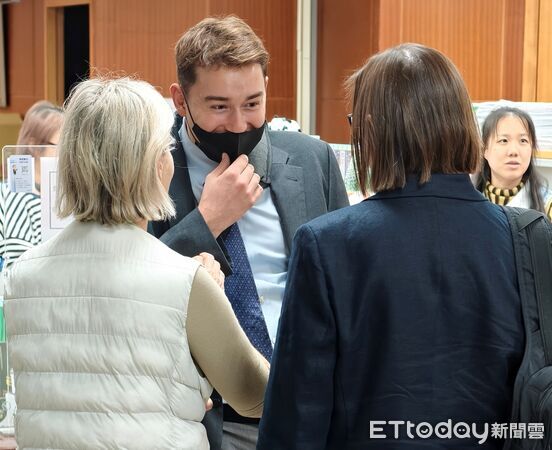 ▲▼涉用老鼠藥下毒的台籍婦人楊錦屏，今（11日）到台北地院開完庭不受訪，被害人澳洲男子Alex（中文名：李艾森）和父母，委託律師陳亮廷代為受訪。（圖／記者黃哲民攝）