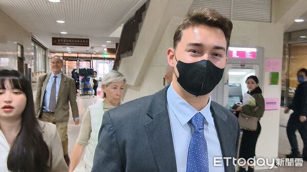 ▲▼涉用老鼠藥下毒的台籍婦人楊錦屏，今（11日）到台北地院開完庭不受訪，被害人澳洲男子Alex（中文名：李艾森）和父母，委託律師陳亮廷代為受訪。（圖／記者黃哲民攝）