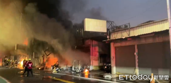 ▲▲台南市永康區二王路鐵皮建物火警延燒多戶，消防人員全力搶救，火場1對夫妻罹難。（圖／記者林東良翻攝，下同）