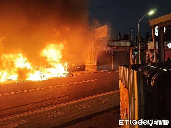 ▲▲台南市永康區二王路鐵皮建物火警延燒多戶，消防人員全力搶救，火場1對夫妻罹難。（圖／記者林東良翻攝，下同）
