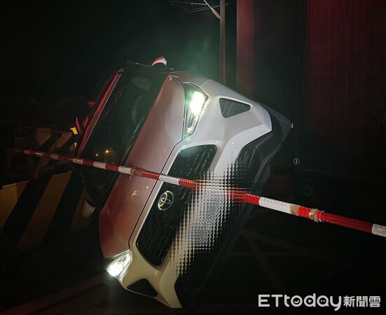 ▲▼汽車闖行台鐵平交道遭貨物列車撞上。（圖／讀者提供）