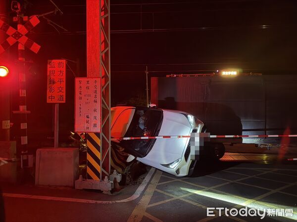 ▲▼轎車闖平交道遭列車猛撞（圖／記者楊永盛翻攝）
