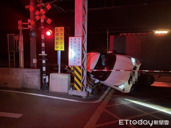 ▲▼轎車闖平交道遭列車猛撞（圖／記者楊永盛翻攝）