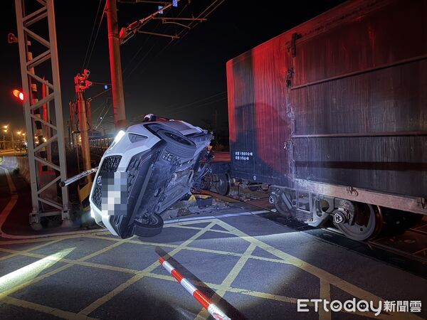 ▲▼轎車闖平交道遭列車猛撞（圖／記者楊永盛翻攝）
