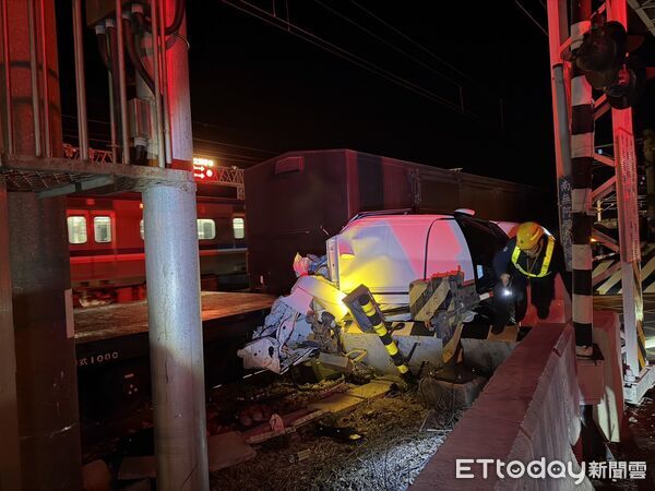 ▲▼轎車闖平交道遭列車猛撞（圖／記者楊永盛翻攝）