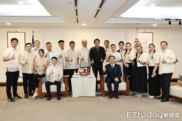 ▲菲律賓加美地市17人訪團拜會台南市府，加美地市長Denver Chua（中）致贈古船模型，象徵兩市姊妹情誼持續向前。（圖／記者林東良翻攝，下同）