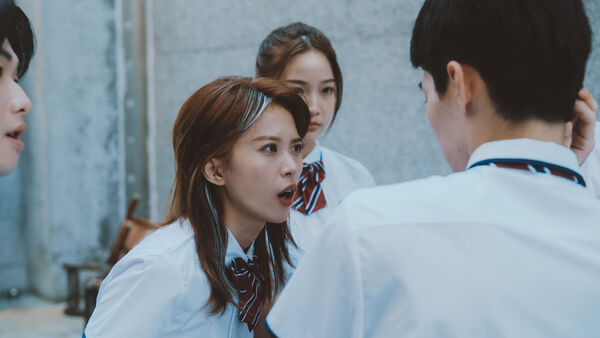 ▲温昇豪挑戰解謎實境，成人體實驗對象。（圖／映底子提供）