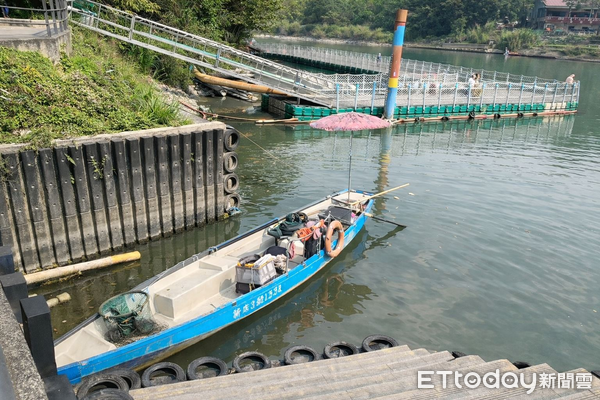 ▲▼細肩帶辣妹買百隻金魚「放生」全倒碧潭　拍照喊：7次幫媽祈福。（圖／新北動保處）