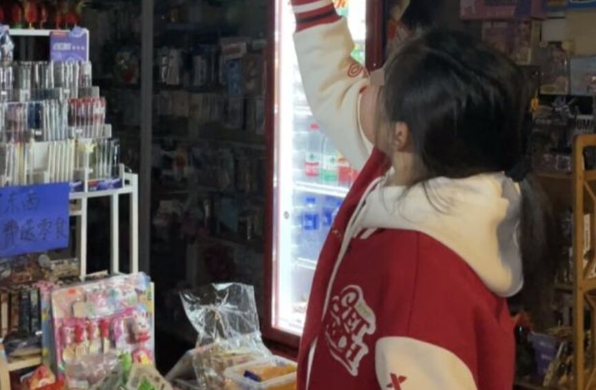 ▲江西12歲女孩用壓歲錢租下校門口的文具店。（圖／翻攝封面新聞）