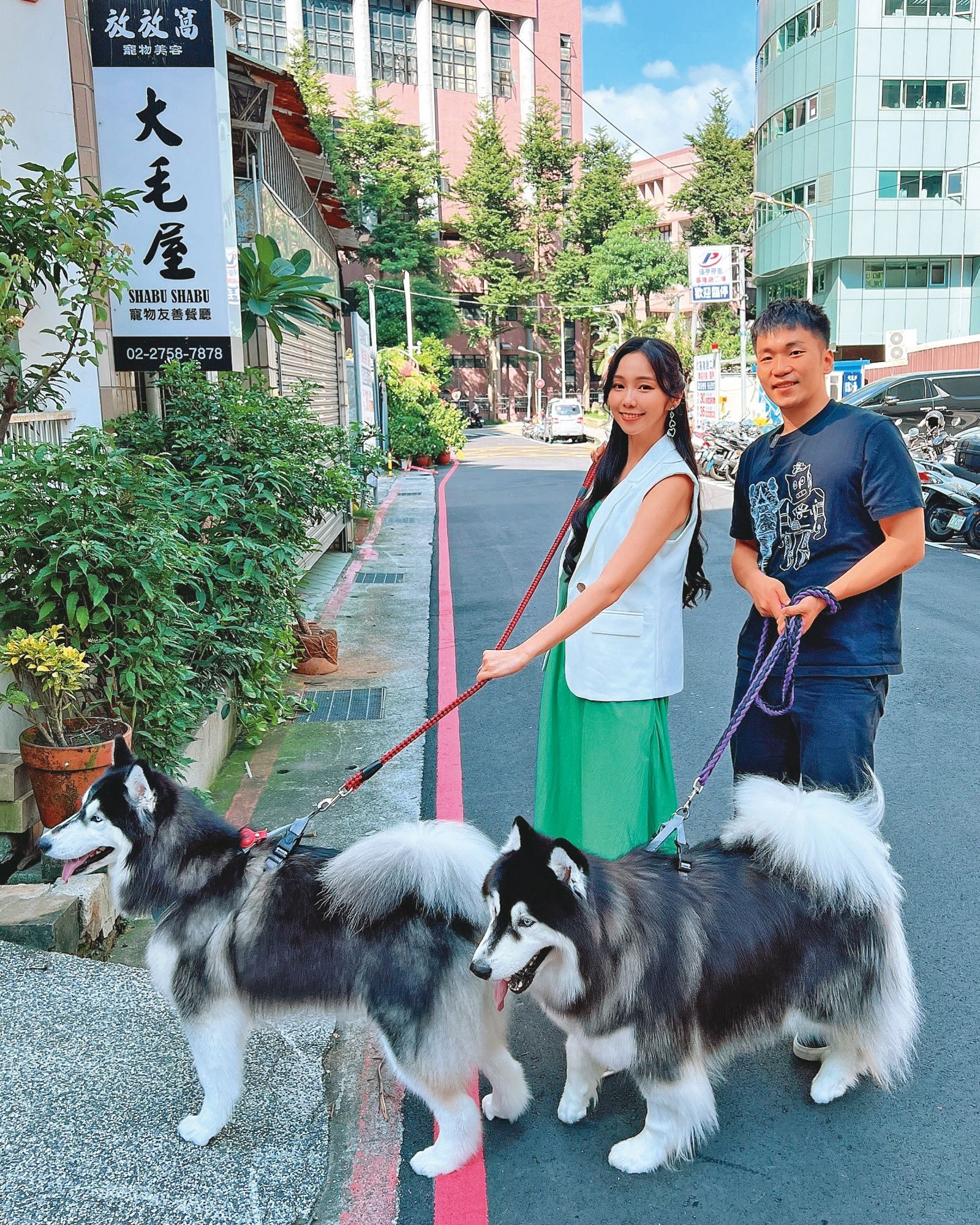 熱衷公益的陳蘊予（左）也主持寵物節目，曾找來運動部長李洋（右）分享心得。（翻攝自陳蘊予IG）