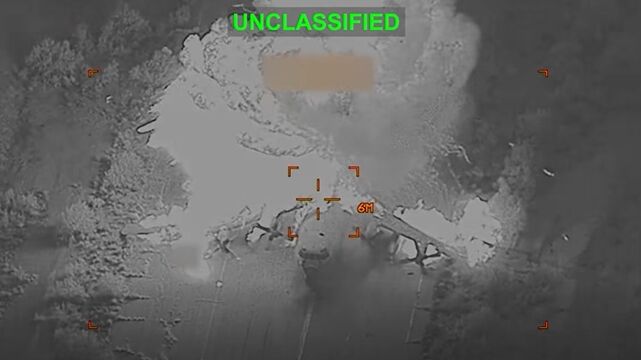 ▲▼美國中央司令部（CENTCOM）12日公布最新空襲畫面顯示，美軍針對伊朗大型軍機展開精準打擊，3架軍機在地面上遭到摧毀。（圖／翻攝美國中央司令部）