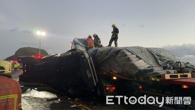 快訊／新北3車追撞「駕駛傷重亡」　大貨車離奇翻覆衝對向