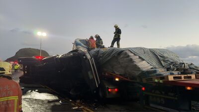 快訊／新北凌晨3車連環撞2傷！大貨車翻覆衝對向「單線通行中」