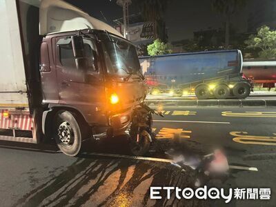 快訊／高雄25歲騎士「疑闖紅燈」遭大貨車撞死！　驚悚瞬間曝光