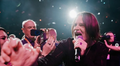 搖滾天團主唱腦癌病逝！開顱發現黑色素瘤　「抗癌半年離世」享年60歲