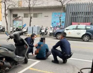 彰化街頭驚傳怒吼聲！男坐地崩潰咆哮　2警蹲下陪伴安撫解危