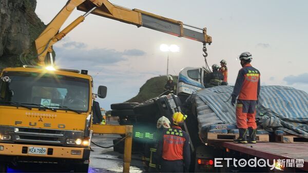 ▲▼瑞芳台2線凌晨3車連環撞2傷！大貨車翻覆衝對向「單線通行中」。（圖／記者郭世賢翻攝）