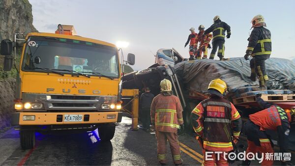 ▲▼瑞芳台2線凌晨3車連環撞2傷！大貨車翻覆衝對向「單線通行中」。（圖／記者郭世賢翻攝）