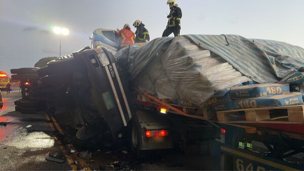 ▲▼瑞芳台2線凌晨3車連環撞2傷！大貨車翻覆衝對向「單線通行中」。（圖／記者郭世賢翻攝）