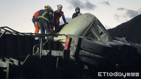 ▲▼瑞芳台2線凌晨3車連環撞2傷！大貨車翻覆衝對向「單線通行中」。（圖／記者郭世賢翻攝）