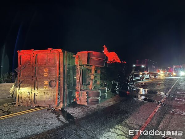▲▼瑞芳台2線凌晨3車連環撞2傷！大貨車翻覆衝對向「單線通行中」。（圖／記者郭世賢翻攝）