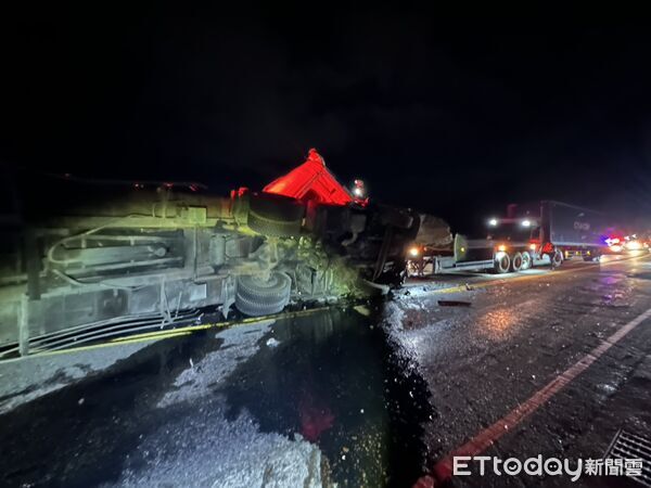 ▲▼瑞芳台2線凌晨3車連環撞2傷！大貨車翻覆衝對向「單線通行中」。（圖／記者郭世賢翻攝）