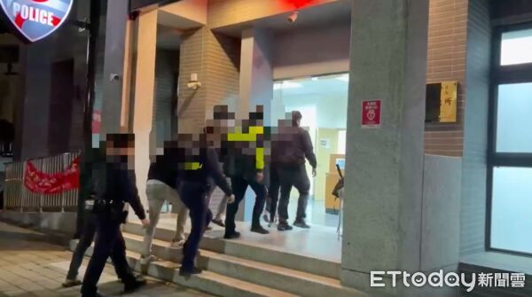 ▲▼呂男被圍毆打出店外，最後體力不支倒路旁，警方循線逮捕4名惡徒             。（圖／記者陳以昇翻攝）