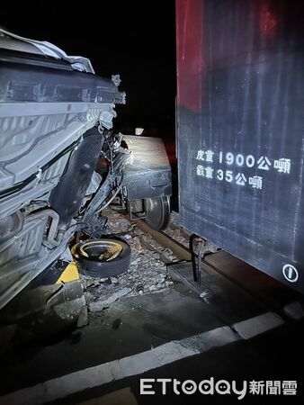 ▲台鐵新埔蘇姓副站長駕車疑似闖平交道跟列車碰撞，蘇遭質疑早退、肇事逃逸，警方今指蘇未肇逃、沒有酒駕。（圖／記者楊永盛翻攝）