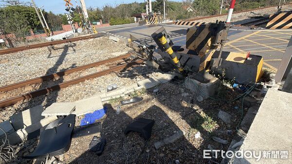 ▲台鐵新埔蘇姓副站長駕車疑似闖平交道跟列車碰撞，蘇遭質疑早退、肇事逃逸，警方今指蘇未肇逃、沒有酒駕。（圖／記者楊永盛翻攝）