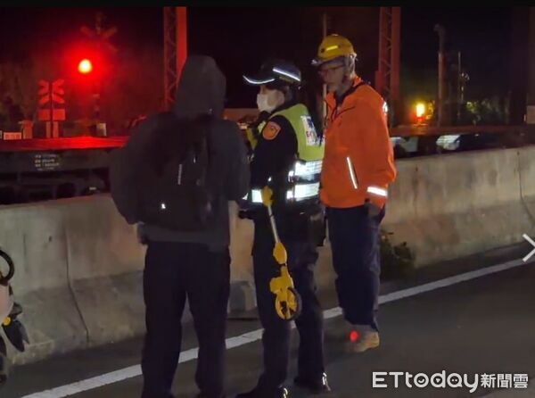 ▲台鐵新埔蘇姓副站長（左1）駕車疑似闖平交道跟列車碰撞，蘇遭質疑早退、肇事逃逸，警方今指蘇未肇逃、沒有酒駕。（圖／記者楊永盛翻攝）