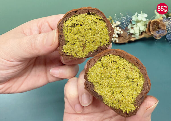 ▲85度Ｃ引進引進「杜拜巧克力 Q 餅」新甜點。（圖／品牌提供）