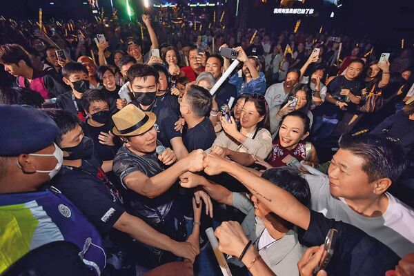 從爆發力與感染力極強的搖滾熱力，到現在學會氣氛與情緒交錯，趙傳希望帶給歌迷沉浸式的體驗。（旋風音樂提供）