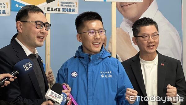 ▲▼  立委廖先翔、新北市議員黃心華陪同蕭敬嚴登記參選新北市議員    。（圖／記者崔至雲攝）
