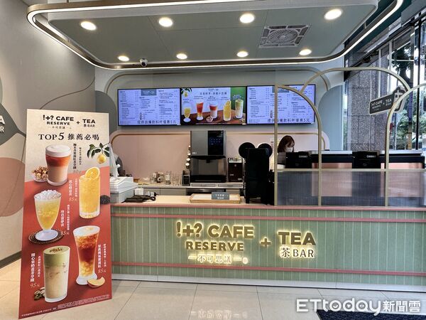 ▲▼7-ELEVEN升級「!+?CAFE RESERVE+TEA不可思議茶BAR」菜單，一口氣推出超過30款創意茶飲。（圖／記者林育綾攝）