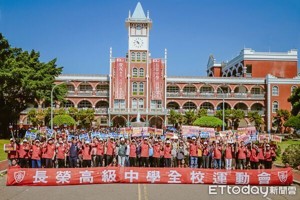 ▲台南市長榮中學舉辦創校140週年「百世榮美」聖火傳遞活動，師生與來賓共同見證歷史時刻。（記者林東良翻攝，下同）