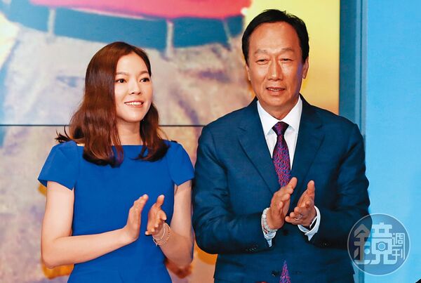 郭台銘（右）以153億美元（約新台幣4,872億元）身家，重返台灣首富寶座。左為郭台銘的妻子曾馨瑩。（本刊資料照）