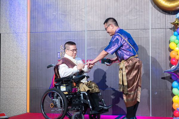 ▲▼身障同志黃智堅（左）舉辦同志婚姻，場面令人動容。（圖／公視提供）