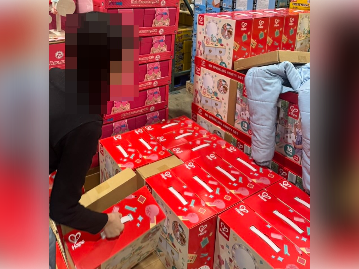 ▲▼好市多799元兒童化妝台爆紅，有女子現場掃貨，並阻止他人拿取，引發網友不滿。（圖／網友yoza1376提供，請勿隨意翻拍，以免侵權。）