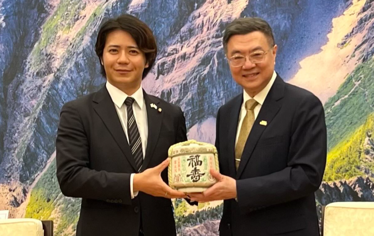 ▲行政院長卓榮泰「私人行程」赴日，與上畠寛弘合影留念。（圖／翻攝自Threads／uehata1204）