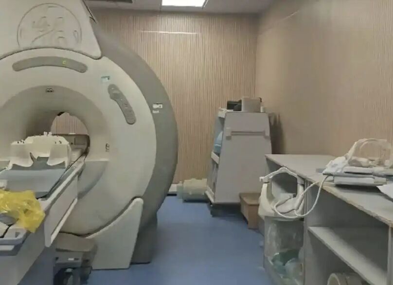 ▲唐姓男子被丟包在核磁共振機內6小時。（圖／翻攝封面新聞）